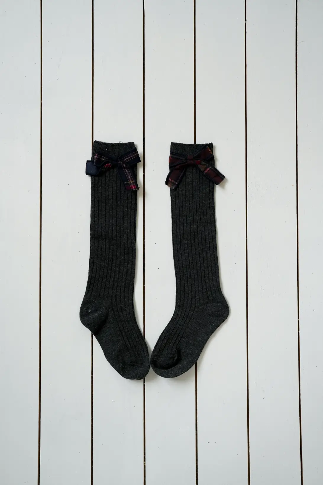 Dark grey cotton-rich knee-high socks with tartan bows – LULLA