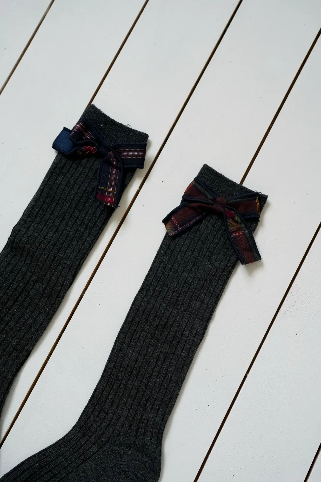Dark grey cotton-rich knee-high socks with tartan bows – LULLA
