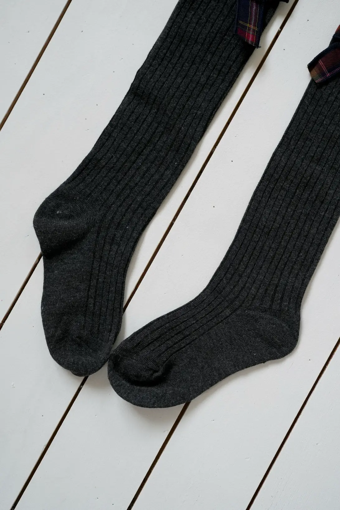 Dark grey cotton-rich knee-high socks with tartan bows – LULLA