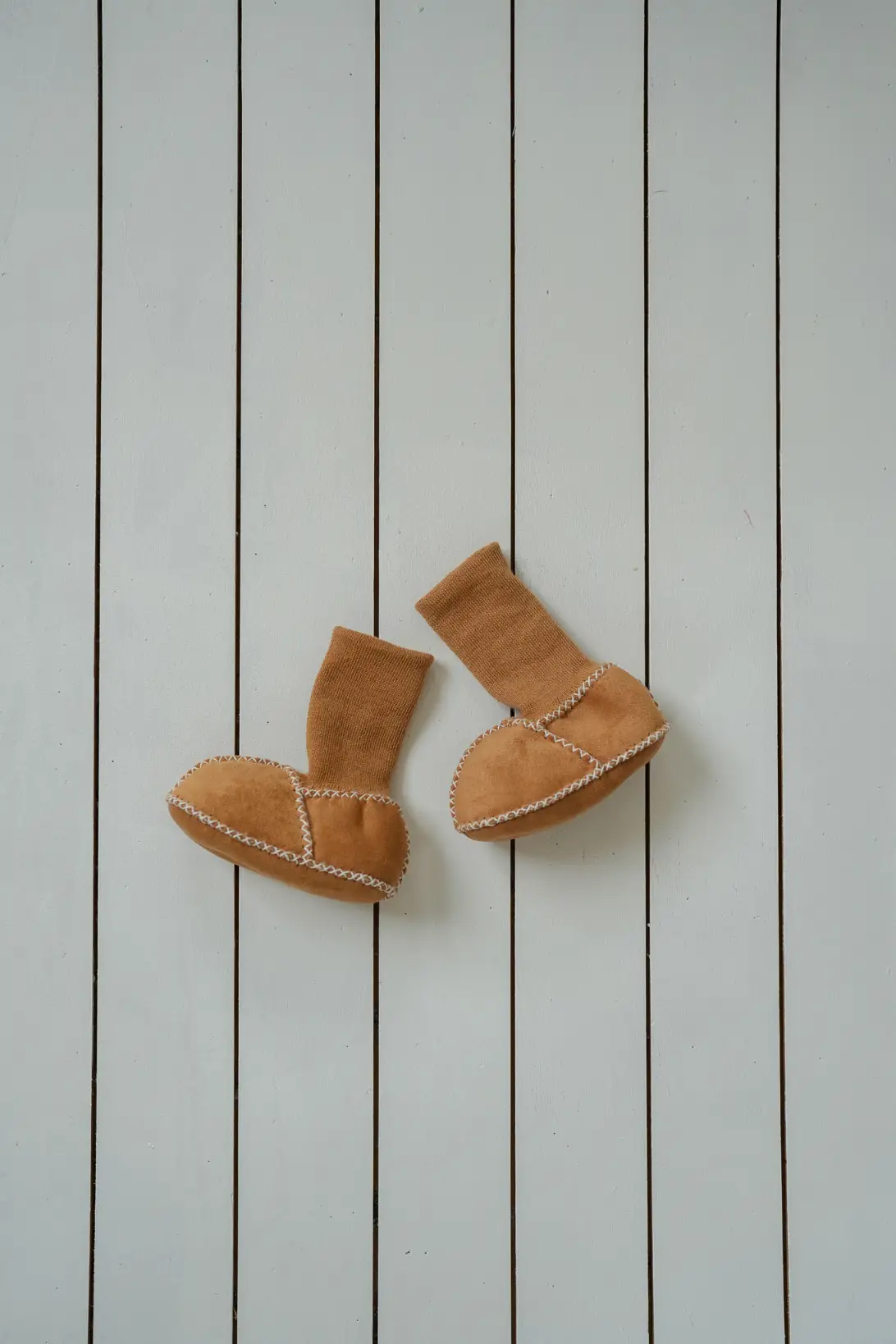 Little Cloud baby booties in Caramel – LULLA